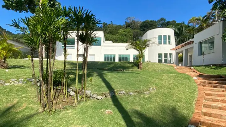 vista da casa para jardim
