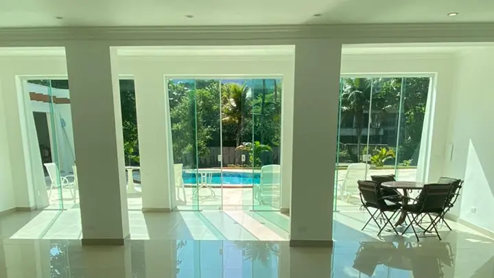 vista da sala de estar para piscina